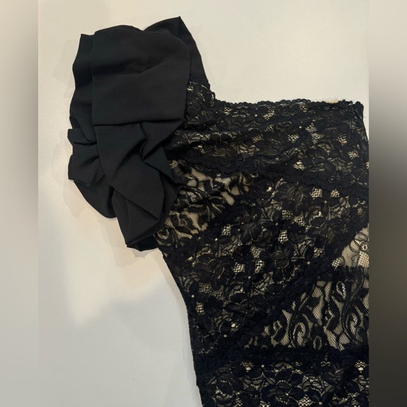 Do & Be one-shoulder lace overlay dress in black and nude frilled puff shoulder - Picture 3 of 11